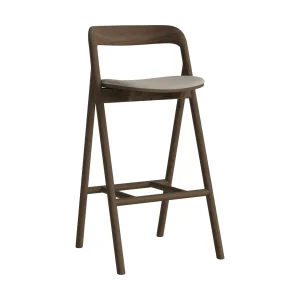 FenriUpholsteredBarChair_DarkoiledoakSolid_SoilSand_H65cm02-140-10_00064_angle.jpgv1783590927 Bolia Fenri barkruk H65 Soil Sand donker geolied eiken